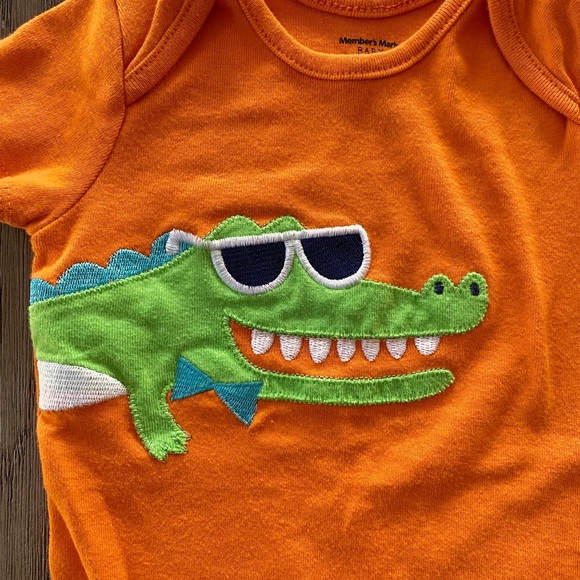 4/$10 Members Mark onesie bodysuit 3-6 months - Picture 3 of 5